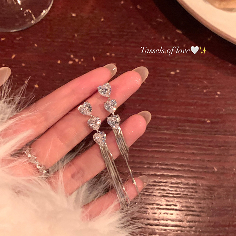 Zircon heart-shaped tassel earrings for women 2024 New bestseller, unique long stud earrings, light luxury, niche and high-end style earrings full figure