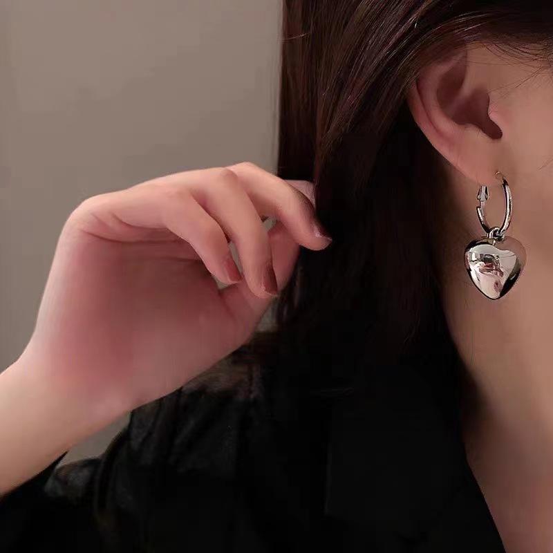 The new 2025 model of the stylish and high-end heart-shaped ear rings for women features a unique and versatile design with a three-dimensional heart-shaped stud details Picture