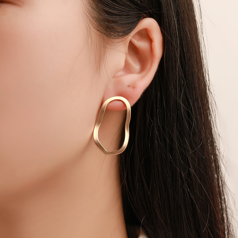 European and American ins geometric irregular earrings, fashionable and elegant, hollowed-out twisted round stud earrings, cross-border best-selling earrings trend full figure