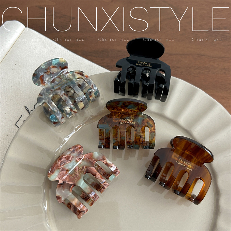 Korean atmosphere, ins style, retro caramel lines, dark brown mint, curved teeth, medium-sized updo hairpin, shark clip details Picture