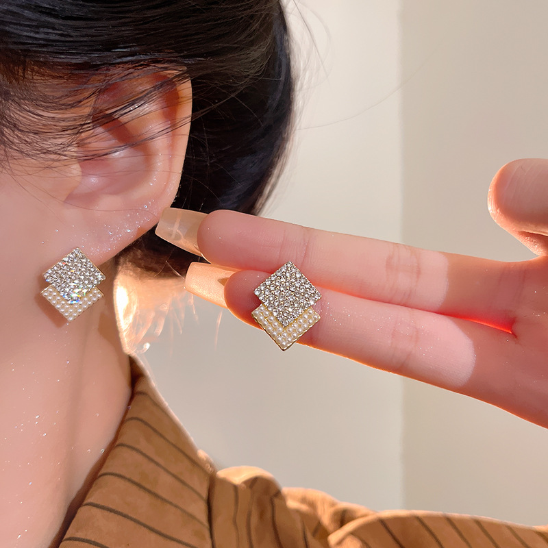 Micro-inlaid geometric patchwork pearl earrings for women, Korean retro and simple stud earrings, classic and popular earrings on the Internet Application Scenario
