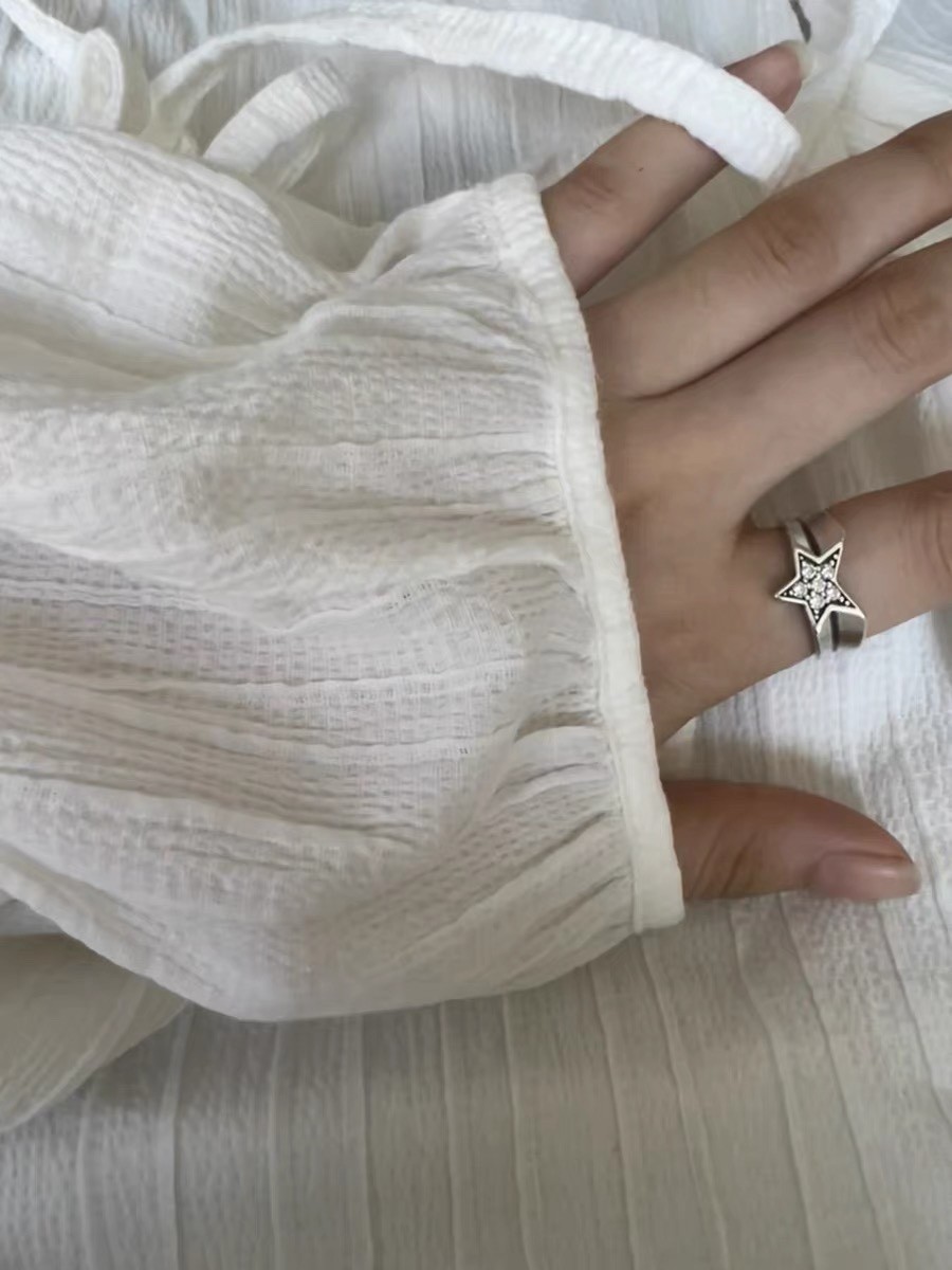 The unique five-pointed star irregular diamond shining retro aged star y2k ring is a niche design for women with an open finger Application Scenario