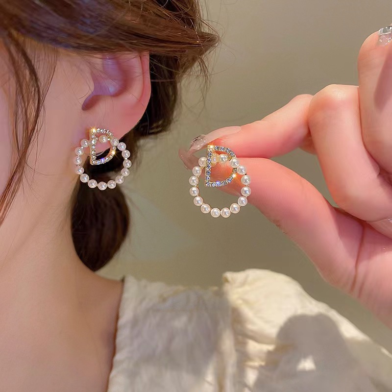 The letter pearl earrings feature a light luxury and niche design. The stud earrings exude a sense of sophistication for women. They are a new bestseller in 2025, with a unique and elegant style full figure