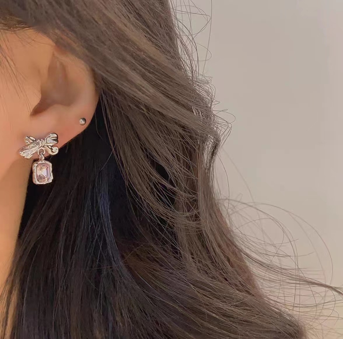 New trendy Japanese and Korean metallic square diamond bow stud earrings with a niche design for women, featuring a cold and fashionable light luxury style Specification drawing