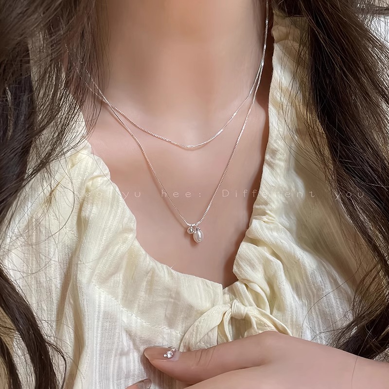Double-layer pearl necklace for women 2024, a new, niche and light luxury collarbone chain with a simple and elegant style Application Scenario