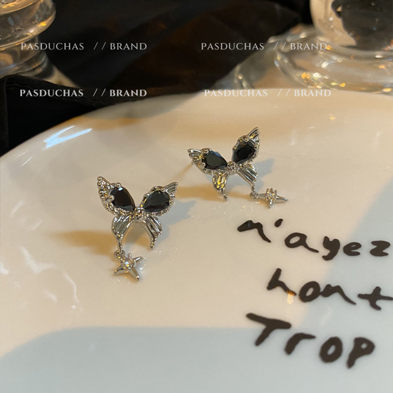 Cold and stylish black butterfly stud earrings, a niche design for women, exudes a sense of sophistication and is unique and versatile. Wholesale zircon tassel earrings details Picture