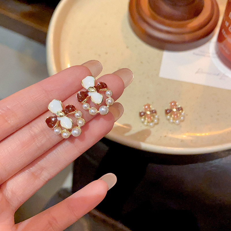 Autumn and winter retro exquisite oil-dripping gardenia flower earrings, simple and elegant for women, pearl versatile, gentle stud earrings for girls Specification drawing