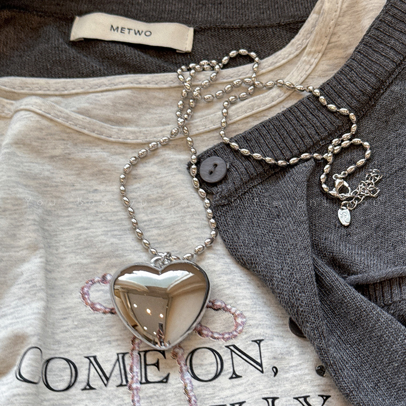Heart-shaped pendant necklace for women, 2024 new long sweater chain, light luxury, niche design, versatile collarbone chain Application Scenario