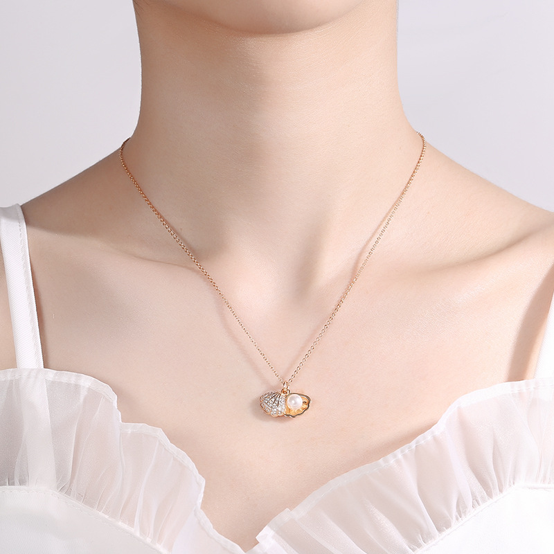 Light luxury and niche style pearl shell necklace, women's micro-inlaid zircon short collarbone chain, elegant night market small accessories wholesale Application Scenario