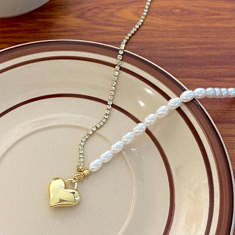 Pearl patchwork heart-shaped necklace, a unique and versatile fashion design, classic neck chain, French retro style collarbone chain Application Scenario