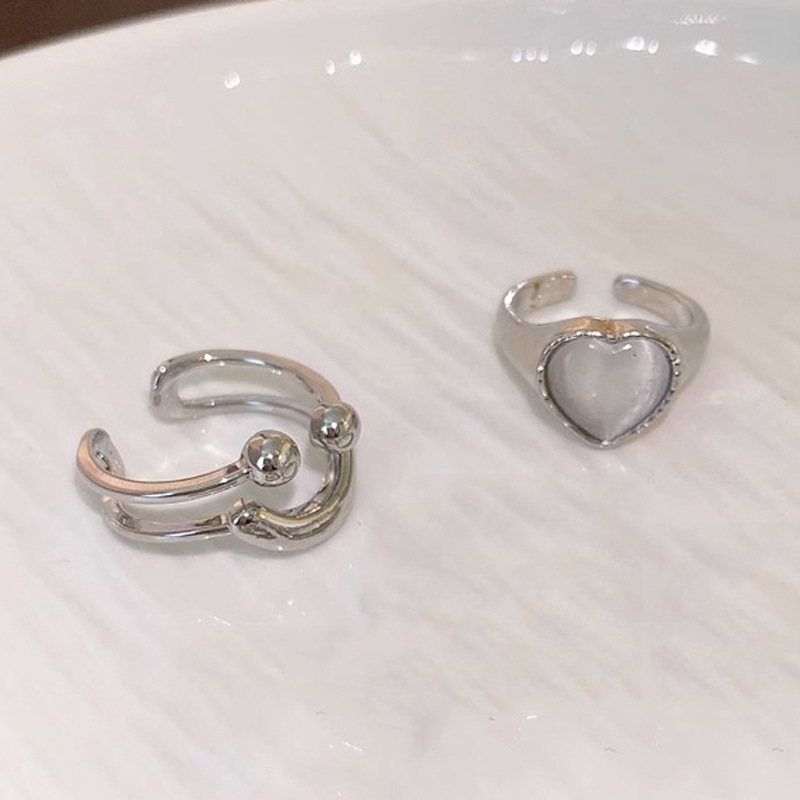 A plain ring with a smiling face and a unique opening. This is a new, niche design for women, a fashionable, individual and elegant index finger ring Application Scenario