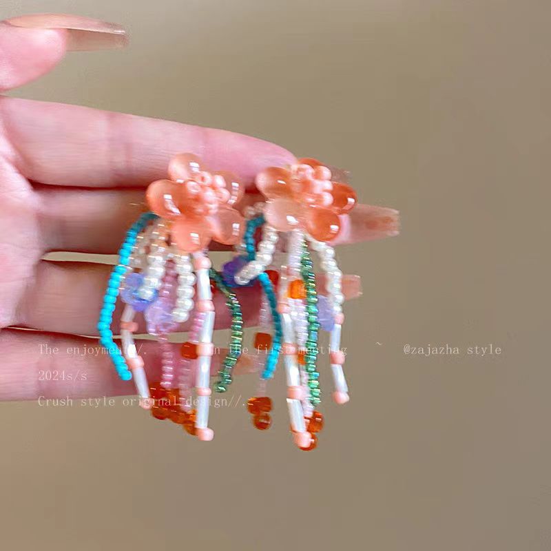 The small flower-patterned tassel and beaded stud earrings are a fairy-like vacation forest-themed niche earrings that are suitable for round and square faces Specification drawing
