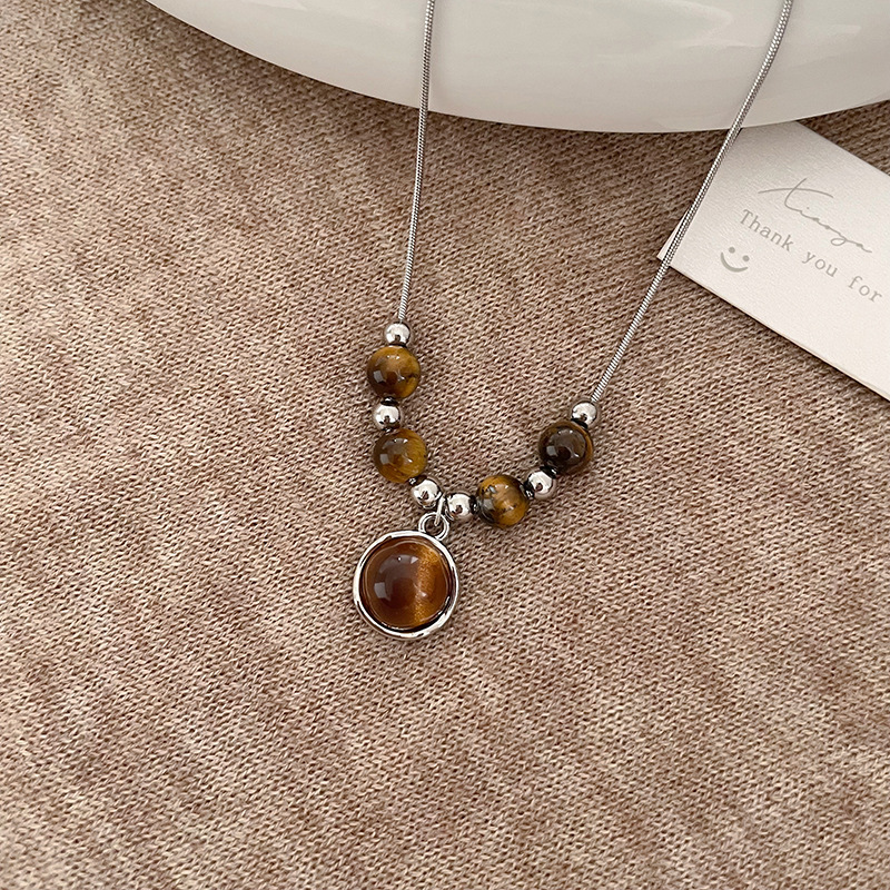 Tiger's eye leather beaded necklace for women's autumn and winter, with a retro and light luxury feel, is a niche and versatile choice. Maillard sweater chain trend Specification drawing