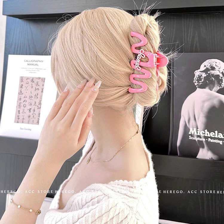 Sweet and cool Barbie wavy line hair clips, large acrylic updo hair clips, letter hair clips, high-end shark clips full figure