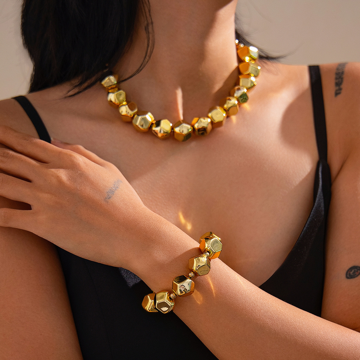 European and American cross-border jewelry, fashionable round cut edge CCB necklace set, simple irregular large beaded necklace details Picture