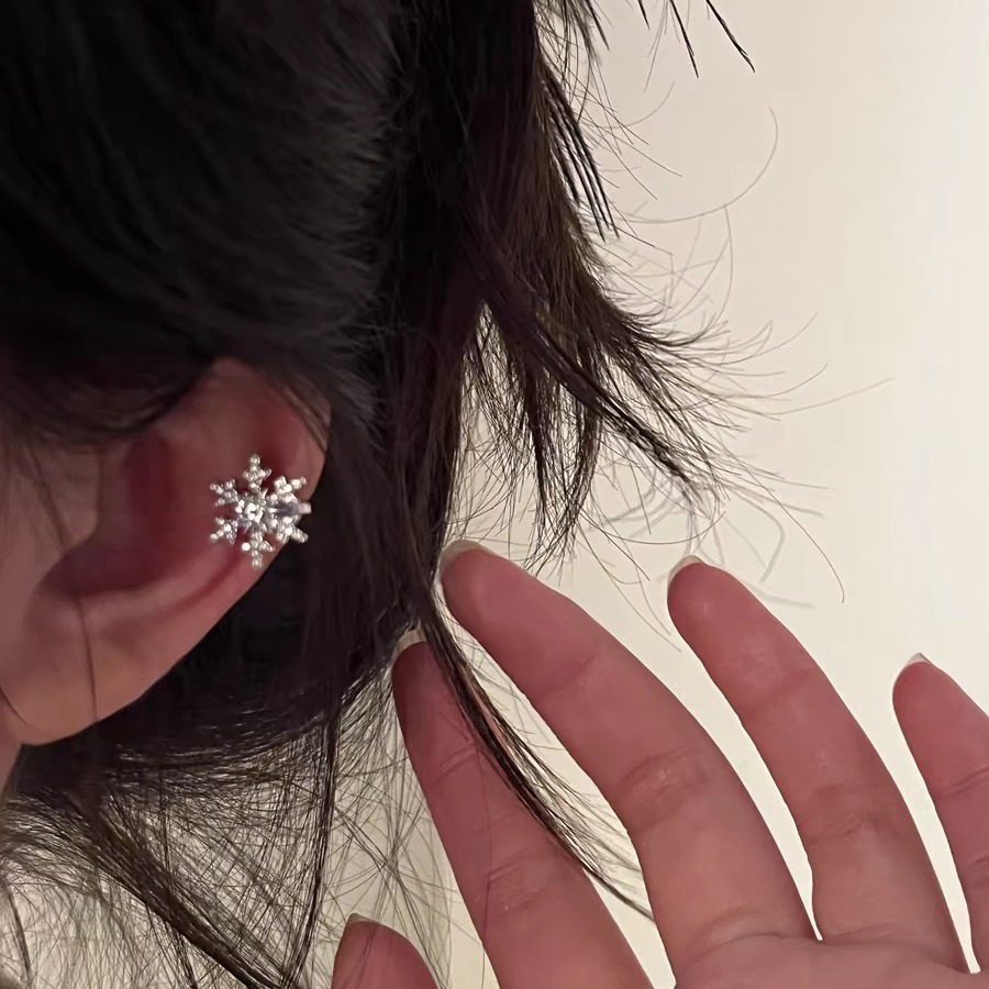 The first snow of autumn and winter ~ Christmas atmosphere snowflake zircon ear bone clips, cool and elegant style, light luxury ear clips, no ear holes Specification drawing