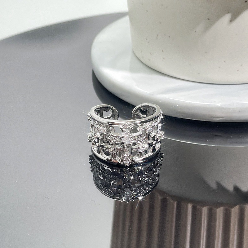 A retro cross punk, dark and unique open-mouth ring for women's fashion, a niche Instagram cold style index ring Application Scenario