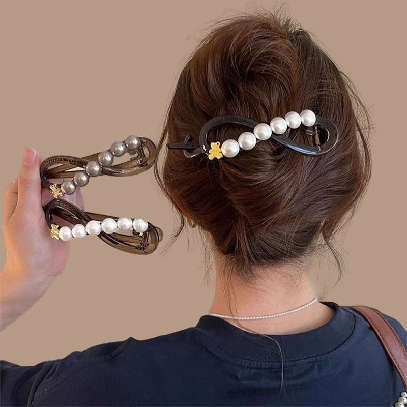 The Little bear Zhu Zhu Twist clip at the back of the head doesn't hurt the hair. It's a hairpin with a straight clip. It's a high-end and elegant clip for children full figure