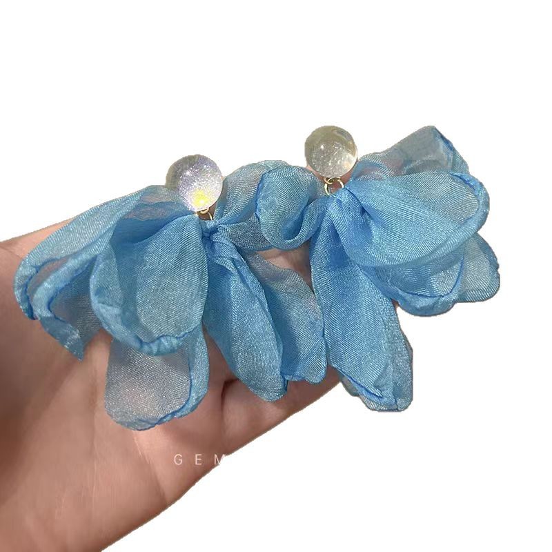 Blue chiffon stud earrings with a super fairy-like atmosphere by the seaside, high-end earrings, gentle and elegant, niche design, vacation-style earrings Item Picture