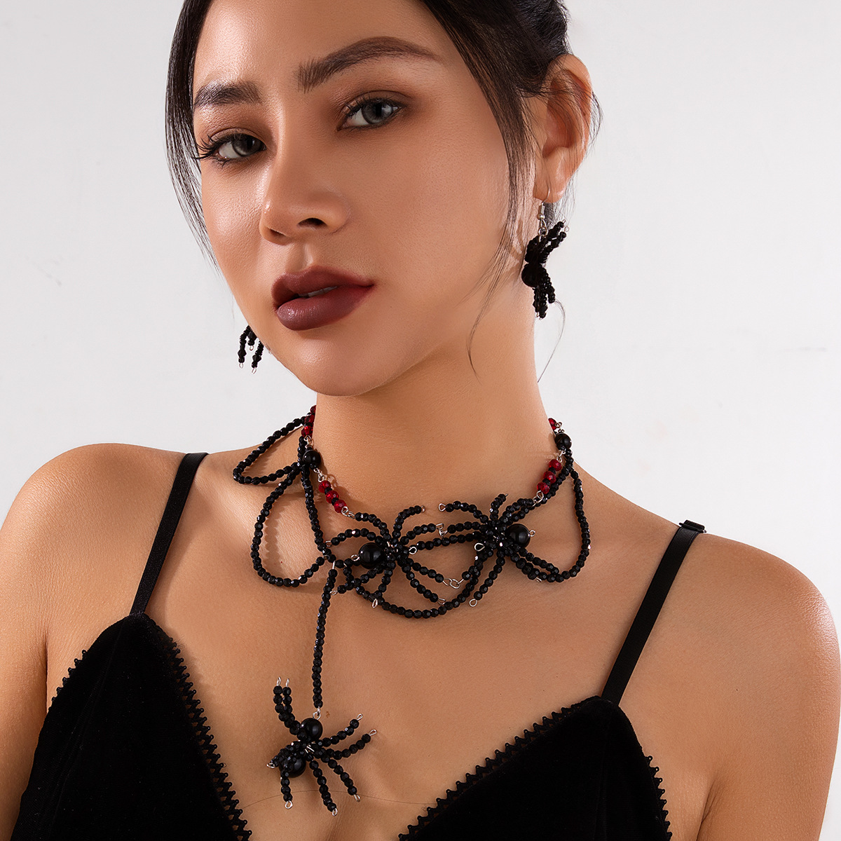 European and American cross-border accessories, dark style crystal woven spider necklace, Halloween tassel large round bead collarbone chain full figure