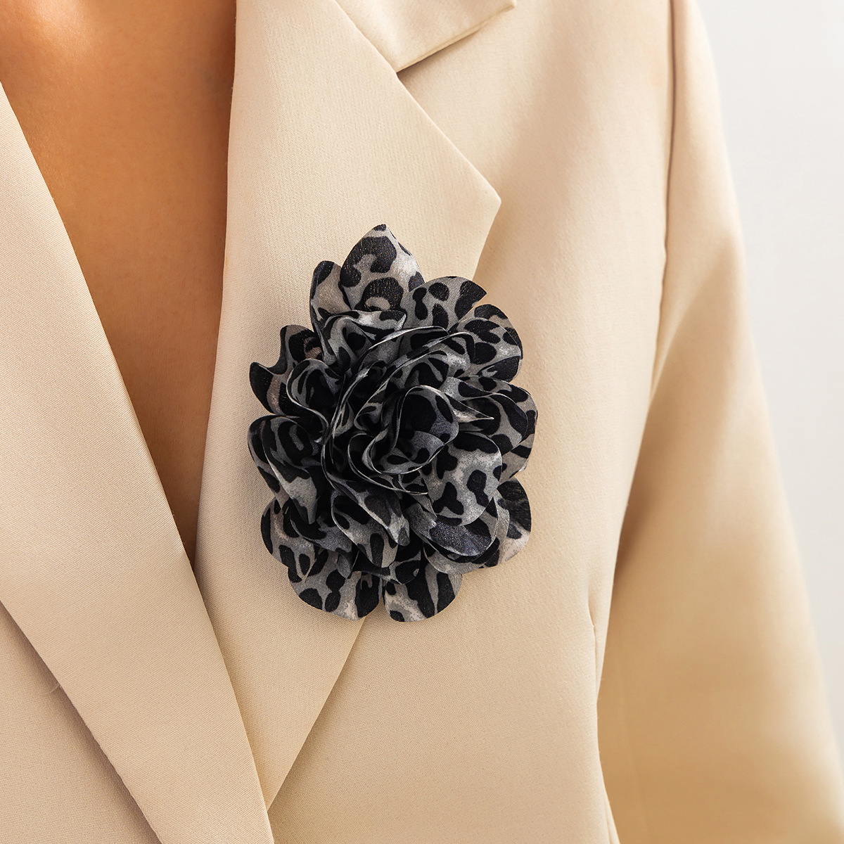 European and American cross-border personalized and fashionable black panther pattern duckbill pin exaggerated fabric flower brooch winter new style Specification drawing