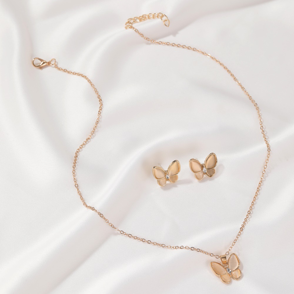 The new set of jewelry from Europe and America is simple and versatile. It features an elegant cat's eye butterfly necklace and white mother-of-pearl butterfly earrings Application Scenario