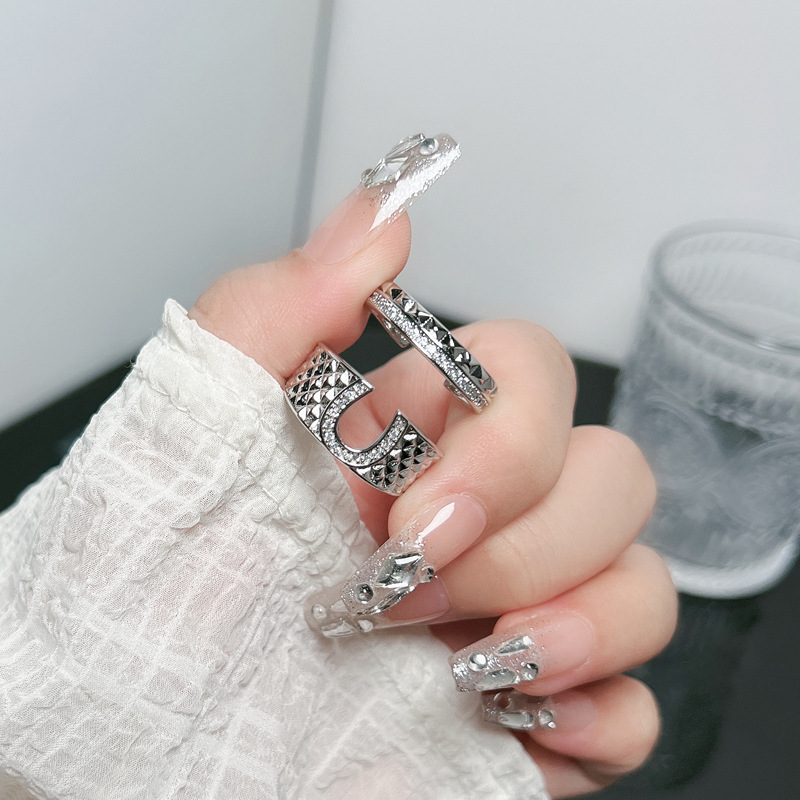 A niche French light luxury and fashionable open-top ring for women with U-shaped butts and subtle Settings, a cold and stylish index finger ring Application Scenario