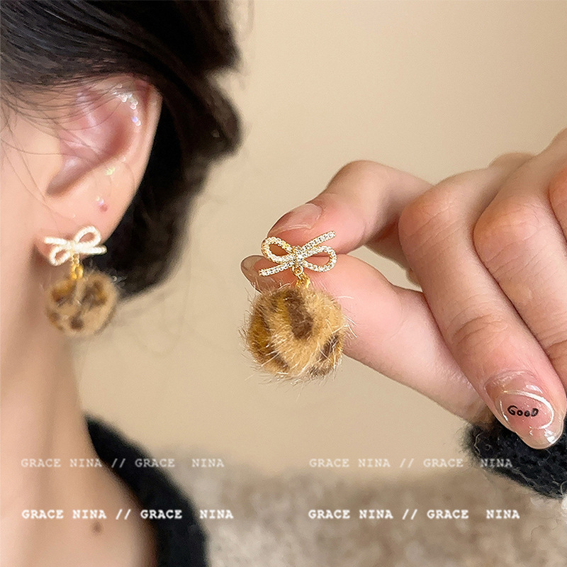 European and American coffee-colored leopard print round ear studs, with a niche design sense, individual fashion, temperament, versatile, elegant and unique earrings Application Scenario