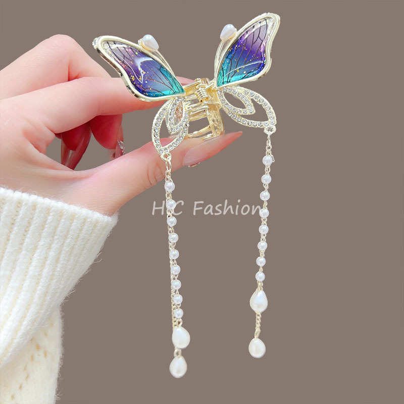 The high-end butterfly pearl tassel grappling clip exudes an ethereal charm. It features a half-ponytail hair clip at the back of the head and a niche updo clip full figure