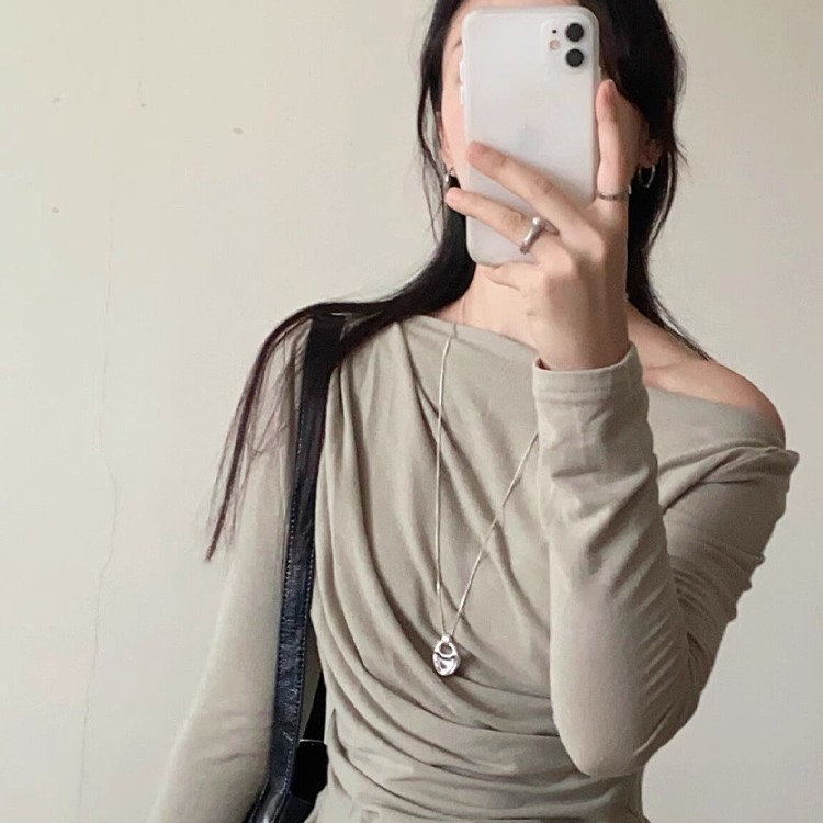 Silver saddle bag necklace, long pendant, Korean-style Instagram simple and versatile accessory, new sweater chain for women Application Scenario
