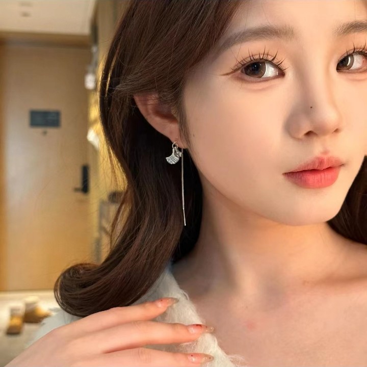 Ginkgo leaf Ear Thread Ethereal earrings 2023 New bestseller, niche design sense, high-end cool style, face-slimming earrings full figure