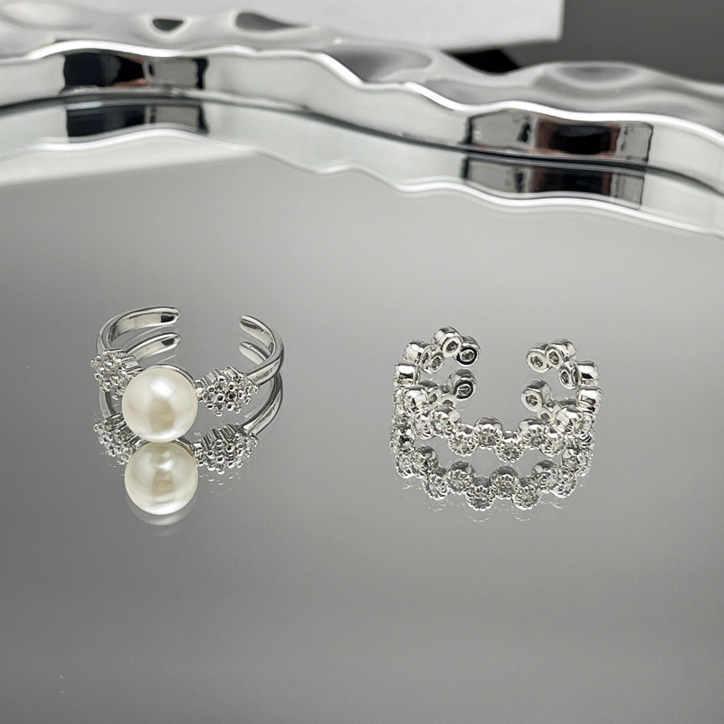 This is a trend of adjustable Japanese and Korean rings for women, featuring a unique and cold style, simple and fashionable, and light luxury with pearl inlay Application Scenario