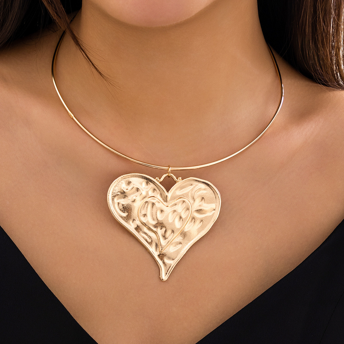 European and American cross-border jewelry, Gothic style choker female punk metal neckband, niche geometric exaggerated heart-shaped collar details Picture