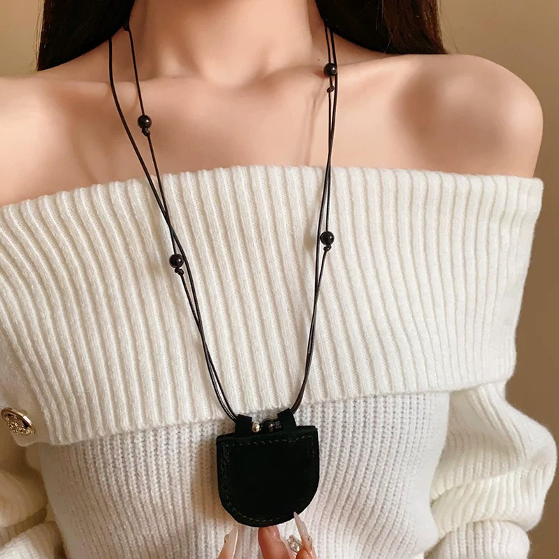 The 2024 new mini crescent-shaped bag with adjustable necklaces and a fashionable design can be paired with necklaces and sweater chains Specification drawing
