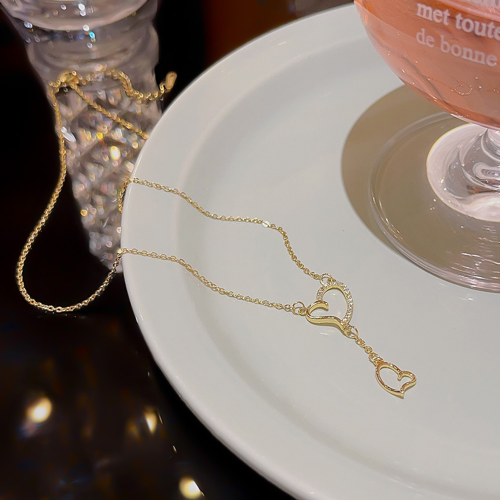 Sweet love heart-shaped necklace for women, light luxury and high-end feel, collarbone chain design sense, heart-shaped pendant neck chain, titanium steel jewelry full figure
