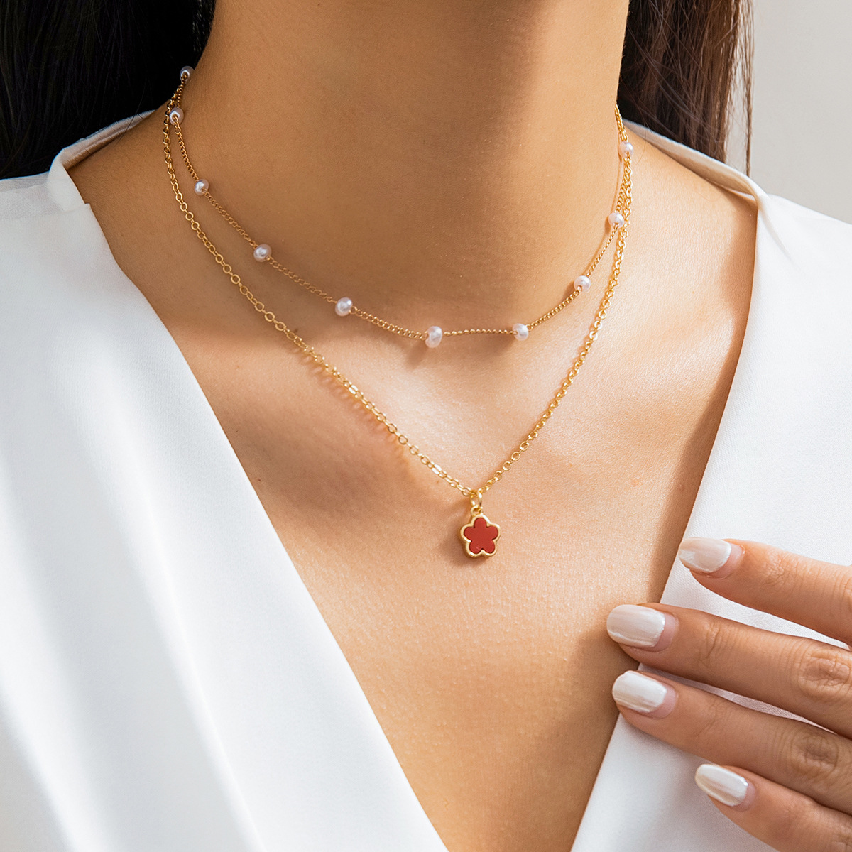 European and American cross-border jewelry, elegant five-leaf flower neck pendant, simple imitation pearl beaded flower necklace details Picture