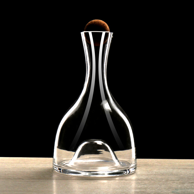 Handcrafted crystal glass decanter, concave-bottomed flat-mouthed pot, cocktail shaker, pouring vessel. The wine merchant can print the logo. Cork full figure