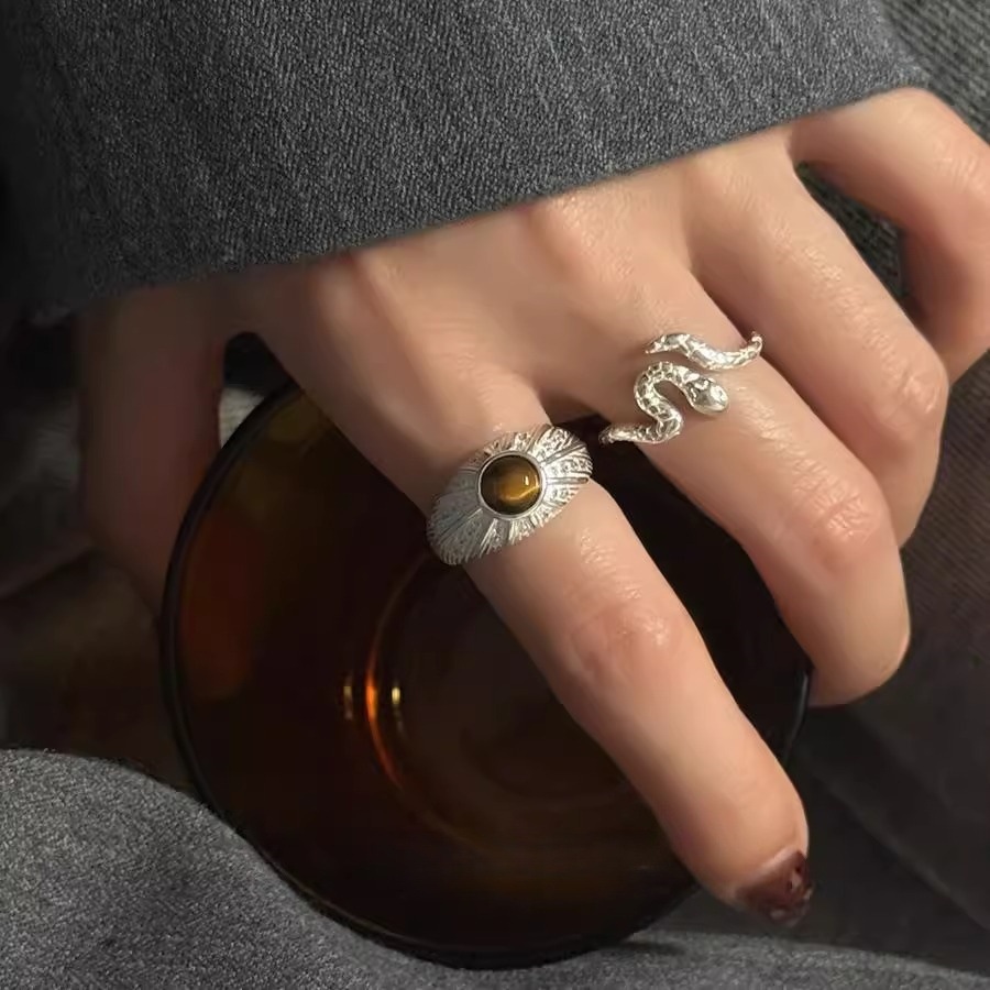 The tiger crystal small spirit snake ring is a niche design for women, exuding a sense of high-end sophistication. It is a retro and elegant open-top ring trend Specification drawing
