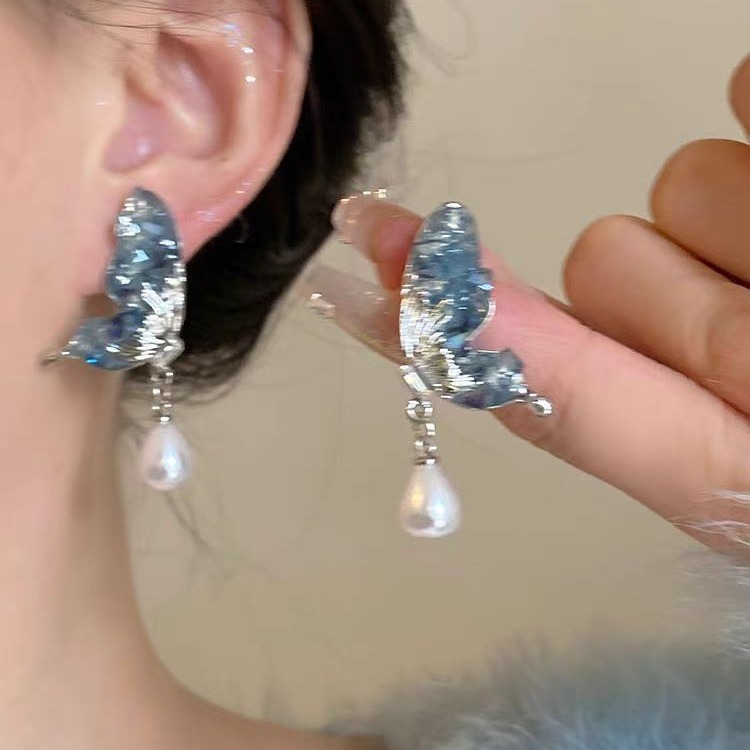 The crystal bling is super dazzling! Super fairy butterfly wing stud earrings, niche design, high-end and light luxury earrings and earrings for women full figure