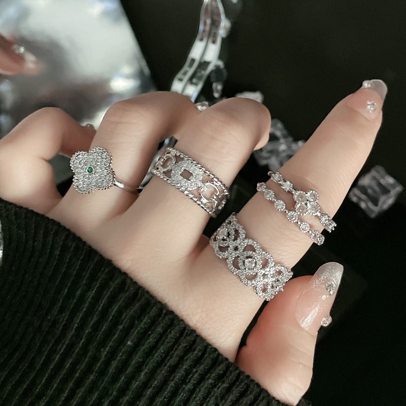 This is a trendy and fashionable four-leaf clow-shaped open-top ring with a touch of luxury and sophistication, similar to those worn by niche European and American celebrities Specification drawing