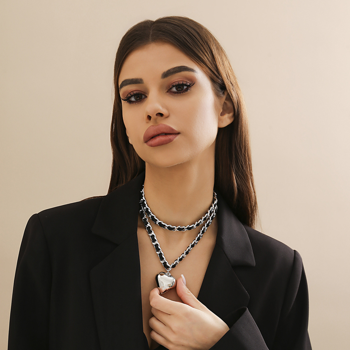 European and American cross-border accessories, elegant velvet chain, chanty style necklace retro heart, versatile double-layer necklace details Picture