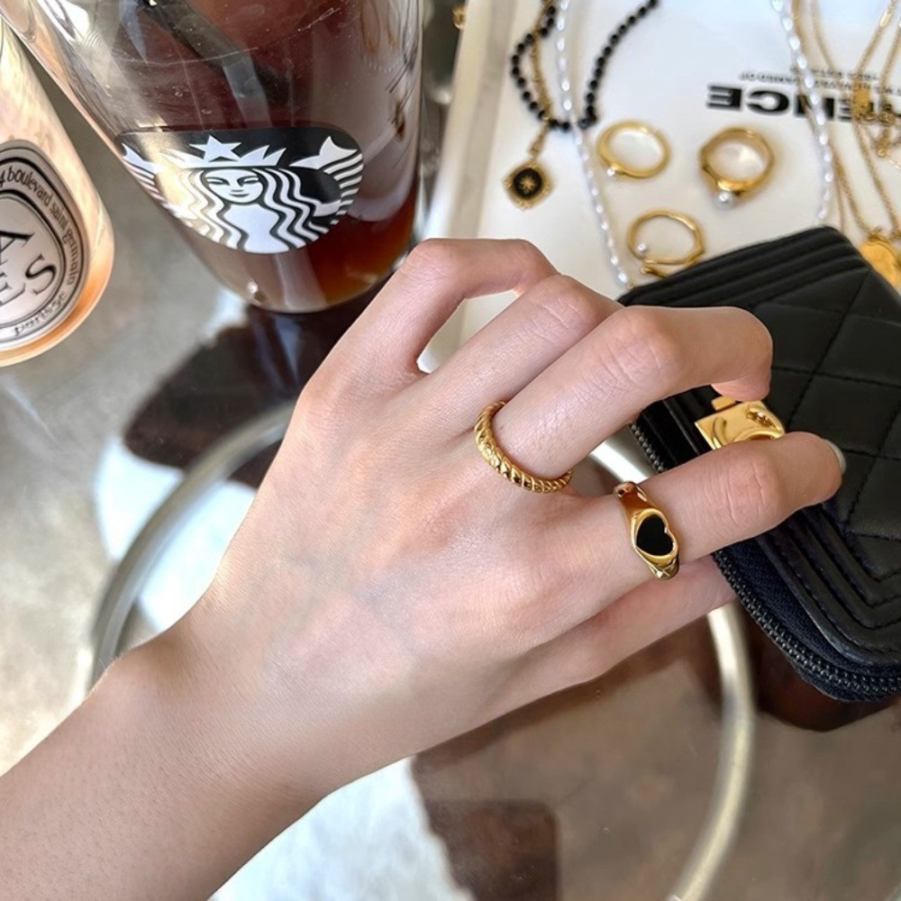 Korean black oil-dripping heart-shaped twisted thread ring, sweet and cool style, light luxury, high-end layered index finger ring, trendy full figure