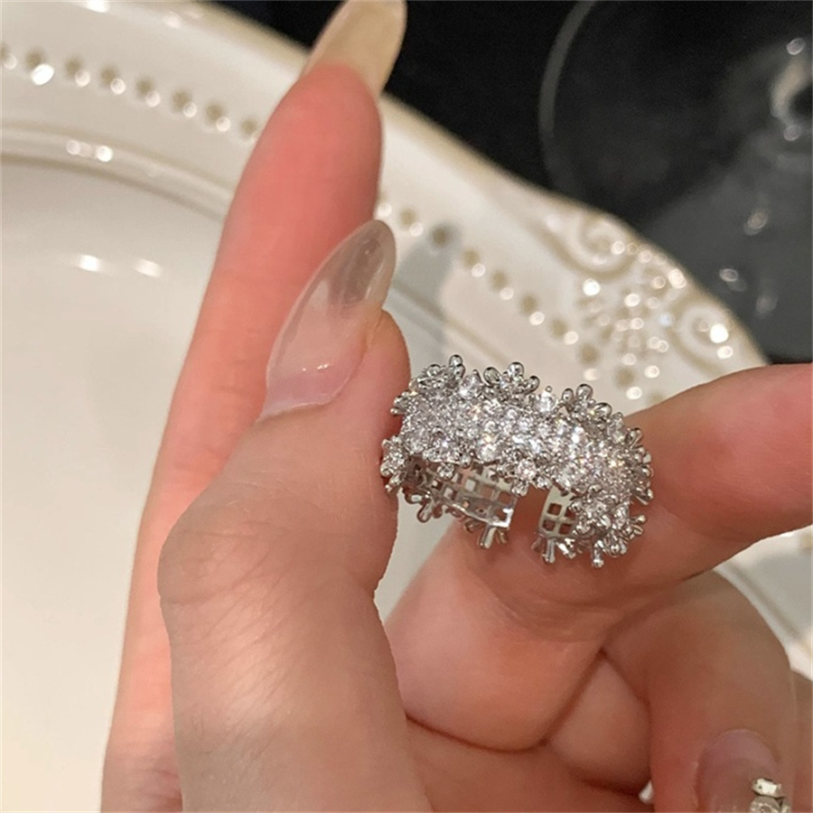 A light luxury, exquisite, super glittering, starry sky zircon ring with a cold and unique design for women, exuding a sense of sophistication and versatility Application Scenario