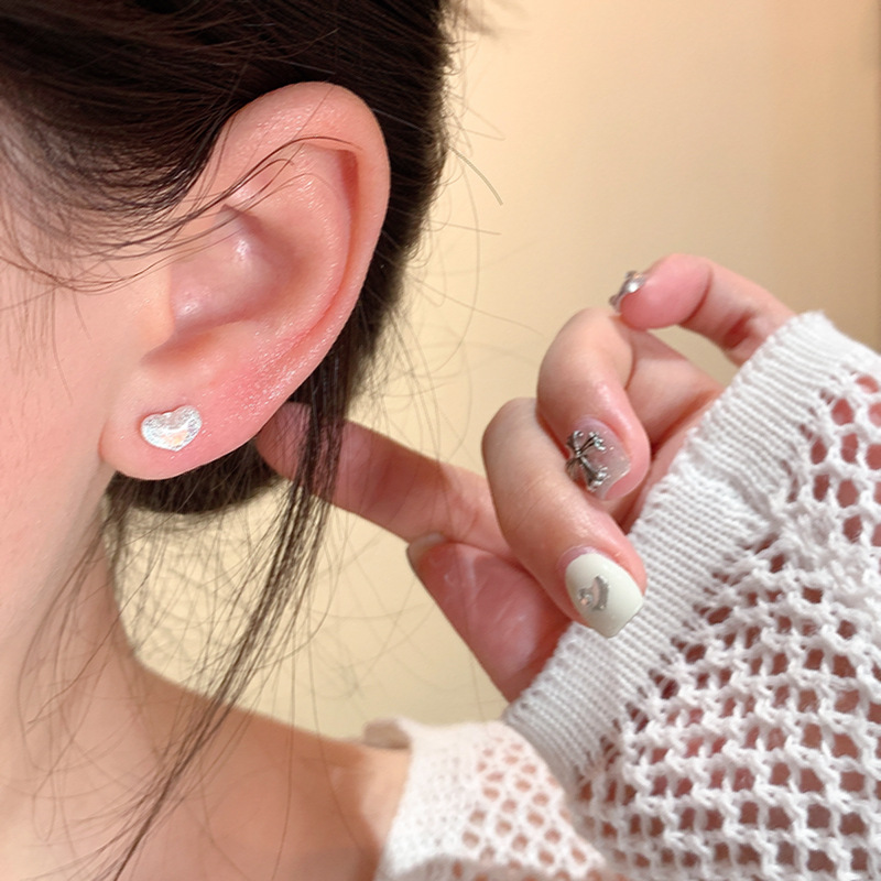 Simple and transparent resin heart-shaped stud earrings, women's fashionable and niche design sense, exquisite and small earrings, cold style earrings Application Scenario