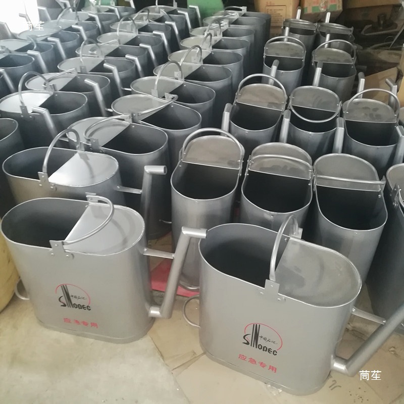 Motorcycle extended spout explosion-proof fuel can for gas stations, 5, 10L aluminum fuel cans with LIDS and extended spouts Application Scenario