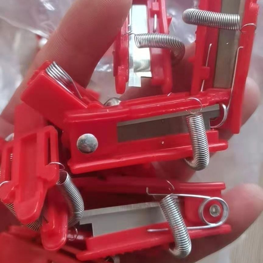 Finger picking, small farm scissors, sharp cucumber tips, thumb knife, small vegetable picking knife, finger small guillotine knife, ring knife full figure