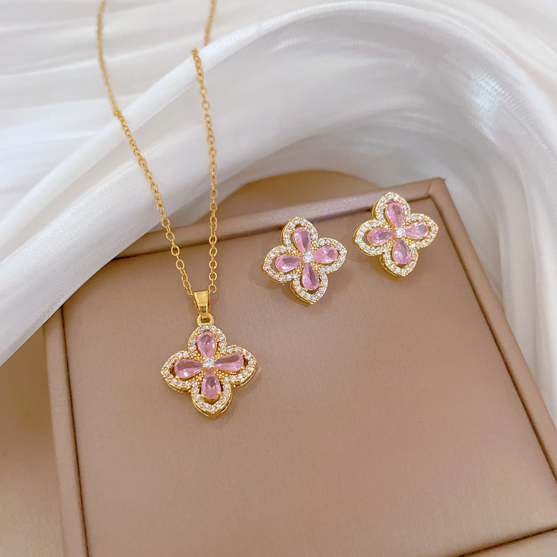 【 Titanium Steel 】 Necklace and earring set, light luxury Full diamond four-leaf zirconia, personalized and elegant banquet earrings and necklaces Specification drawing