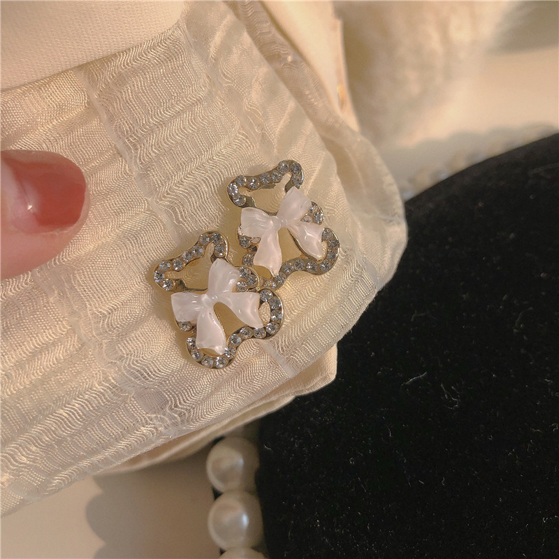 Cute bow bear ~ Super Sparkling earrings, sweet and girlish spring 2025 new ear accessories, trendy ear clips Application Scenario