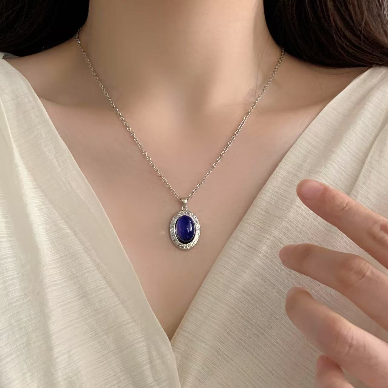 A niche design temperature-sensitive color-changing stone necklace for women, a new 2025 tiger's eye stone collarbone chain necklace full figure