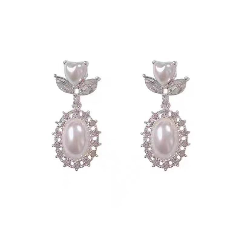 French Baroque pearl earrings for women, a new bestseller in 2025, elegant stud earrings, a niche high-end retro earpiece Item Picture